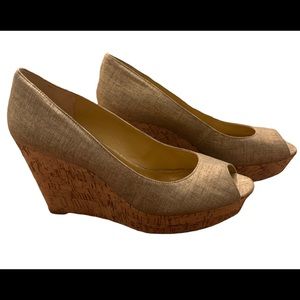 NINE WEST CORK WEDGE HEEL PEEP TOE SIZE 9.5 GOLD FABRIC